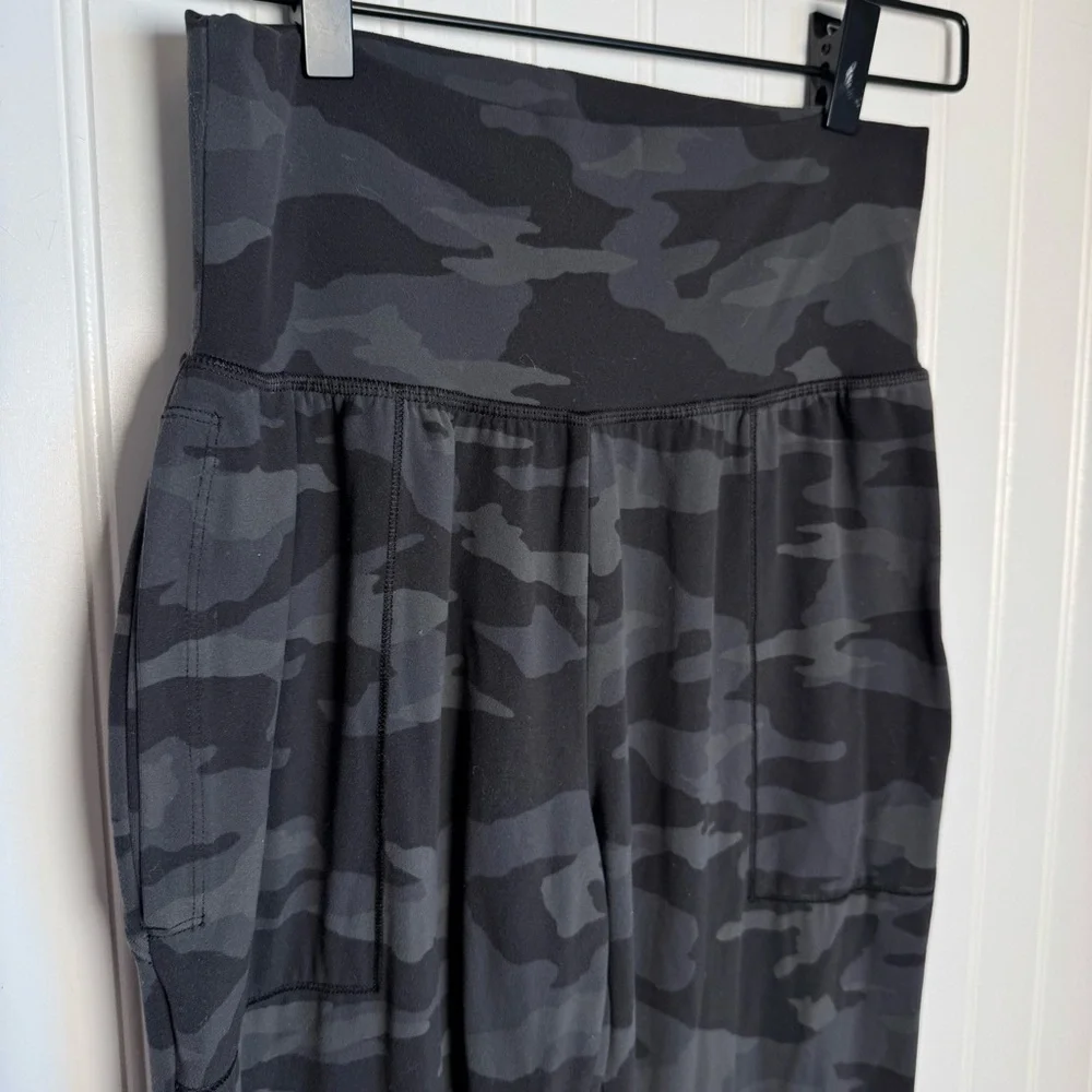Athleta Salutation Camo Joggers Black & Gray Women’s Size XS - Picture 6 of 14